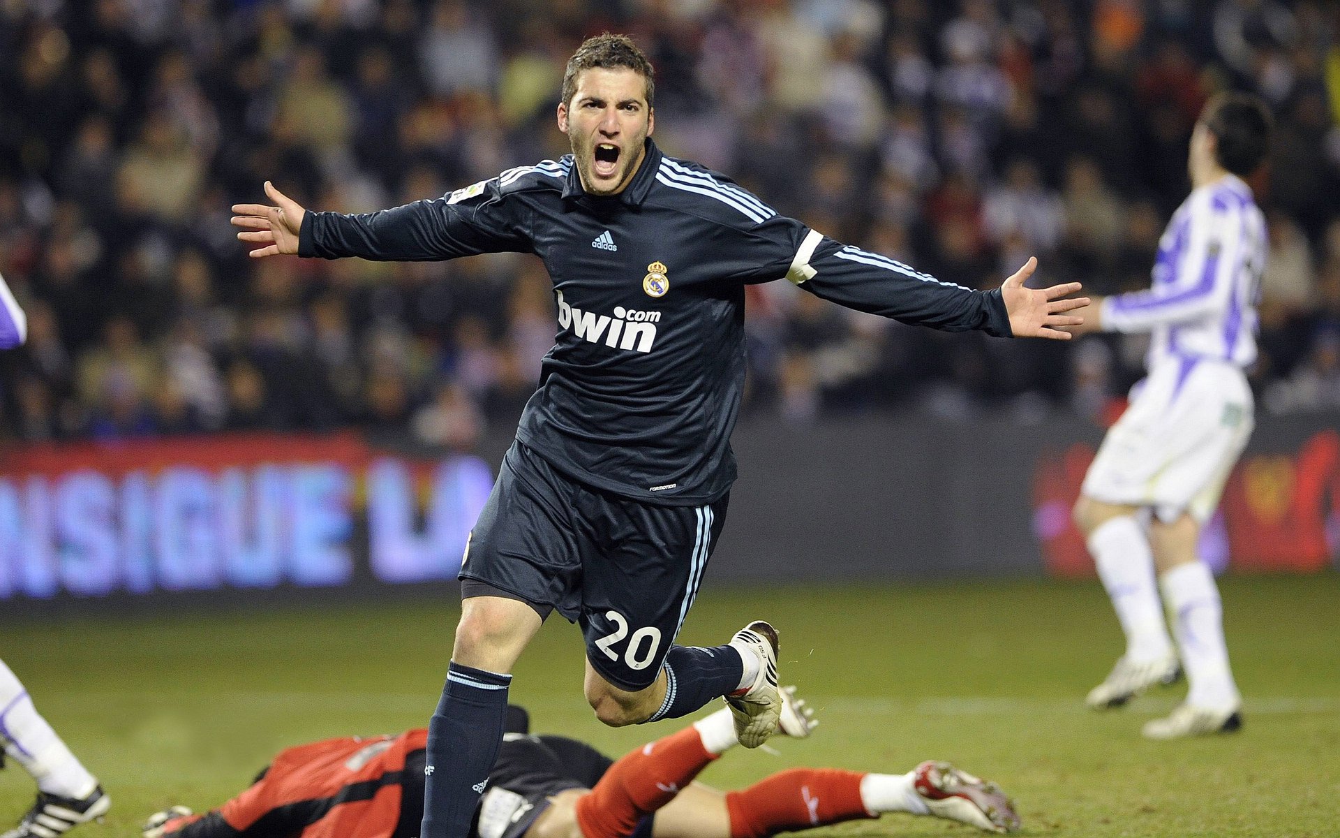 _观众互动：现场投票决定精彩比赛瞬间_，比赛现场投票系统